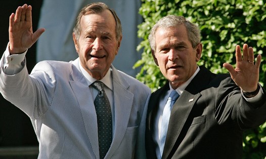 Cựu Tổng thống Bush cha và Bush con. Ảnh: Politico
