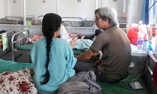 Cô Phạm Thị Thu Duyên (trái) đang điều trị tại Bệnh viện Thống Nhất, tỉnh Đồng Nai. Ảnh: A.L