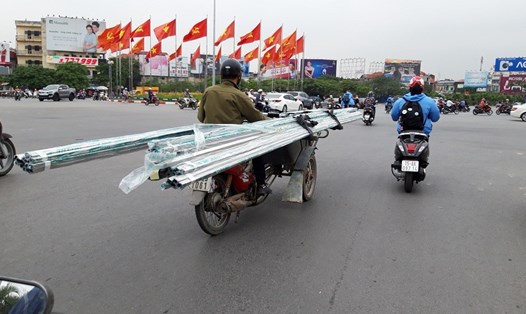 Tại ngã 6 phố Lê Lai, xe xích lô được chế từ xe máy chạy băng băng qua khu vực vòng xuyến giao nhau, tiềm ẩn nguy cơ gây tai nạn. Ảnh: PV.