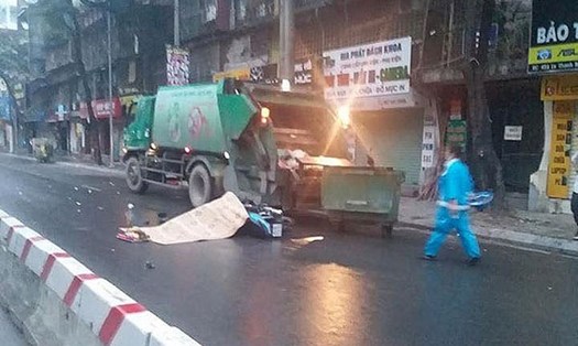 Hiện trường vụ tai nạn nam thanh niên tông vào xe rác tử vong tại chỗ Ảnh: Atgt.vn