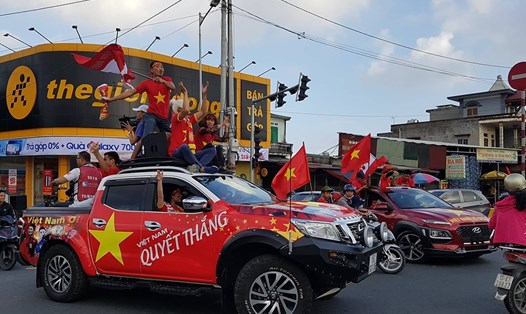 Hàng trăm cổ động viên tập trung diễu hành "tiếp lửa" cho đội tuyển Việt Nam. Ảnh: PV