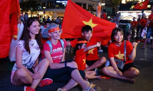 Nhóm CĐV người nước ngoài cùng hòa chung nhịp đập với CĐV Việt Nam để cổ vũ thầy trò HLV Park Hang-seo.