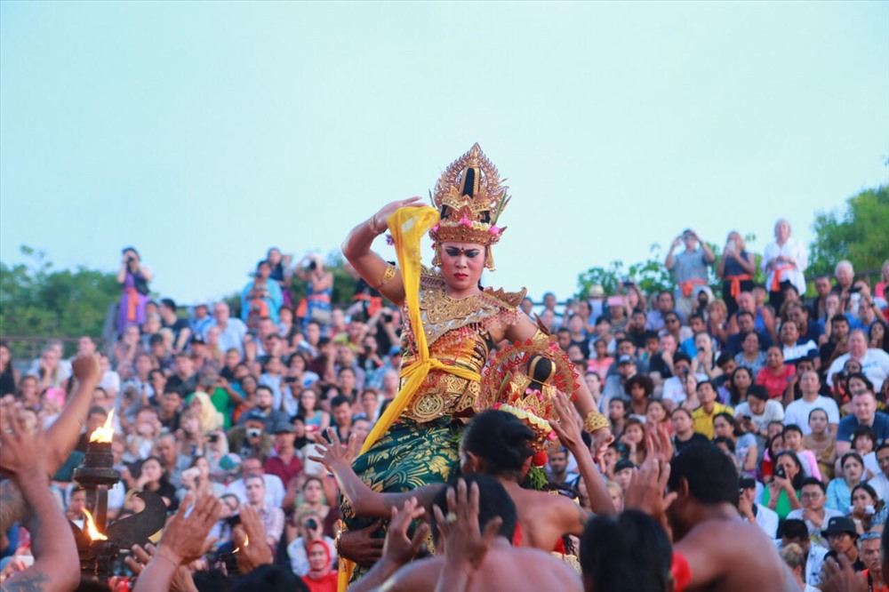 Một màn trong điệu múa khỉ ở đền Uluwatu. Ảnh: H.V.M