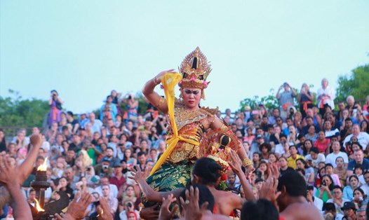 Một màn trong điệu múa khỉ ở đền Uluwatu. Ảnh: H.V.M