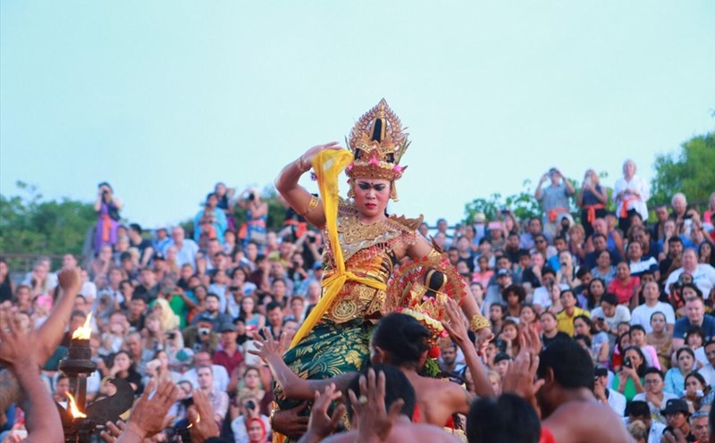 Một màn trong điệu múa khỉ ở đền Uluwatu. Ảnh: H.V.M