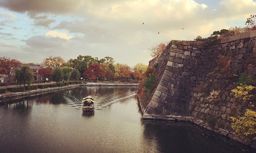Dòng sông thơ mộng bên công viên lâu đài Osaka. Ảnh: Lê Thảo