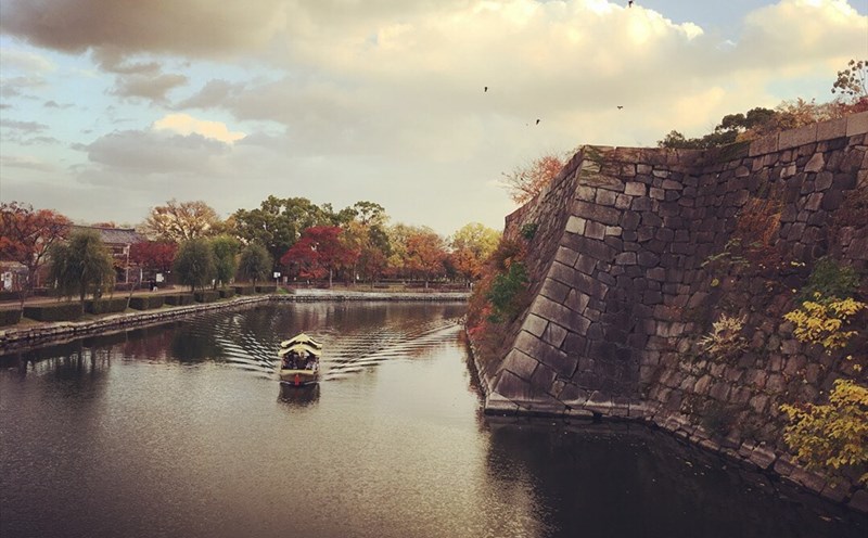 Dòng sông thơ mộng bên công viên lâu đài Osaka. Ảnh: Lê Thảo