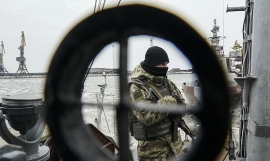 Binh sĩ Ukraina trên tàu tuần dương đậu ở cảng Mariupol ở Biển Azov. Ảnh: AP