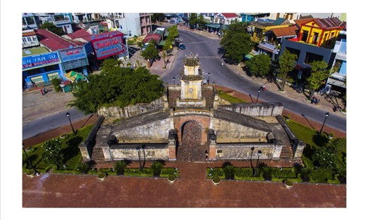 Đồng Hới hiện đại trên nền tảng văn hóa lịch sử hàng trăm năm của ông cha để lại luôn là điểm đến hấp dẫn của du khách ham khám phá, tìm hiểu... Ảnh: VÕ LINH