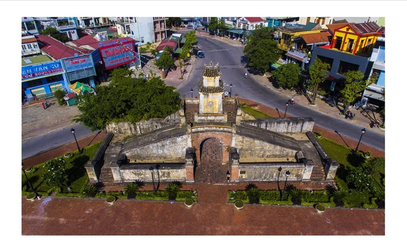 Đồng Hới hiện đại trên nền tảng văn hóa lịch sử hàng trăm năm của ông cha để lại luôn là điểm đến hấp dẫn của du khách ham khám phá, tìm hiểu... Ảnh: VÕ LINH