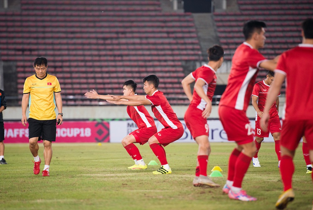 Trợ lý Bae Ji-won đã chính thức chia tay đội tuyển Việt Nam cách đây ít ngày. Mất ông là tổn thất rất lớn với cá nhân HLV Park Hang-seo và ĐTQG. Ảnh: AFF