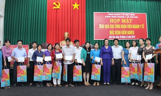 Chủ tịch Công đoàn Y tế VN Phạm Thanh Bình trao quà cho các đoàn viên trong ngành mắc bệnh hiểm nghèo tại Cần Thơ.