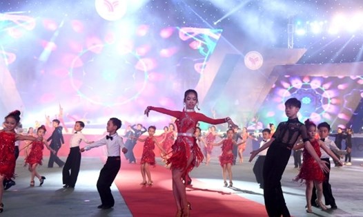 Các vũ công nhí tại Đại hội Thể thao toàn quốc lần thứ 8.