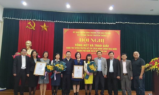 Các tác giả đoạt giải trong cuộc thi tuyên truyền về cải cách hành chính nhà nước 2018 trên báo chí. Ảnh: PV.