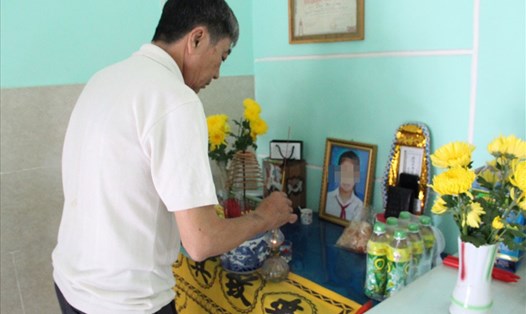 Ông Trần Văn Hoàng bần thần trước bàn thờ con. 
