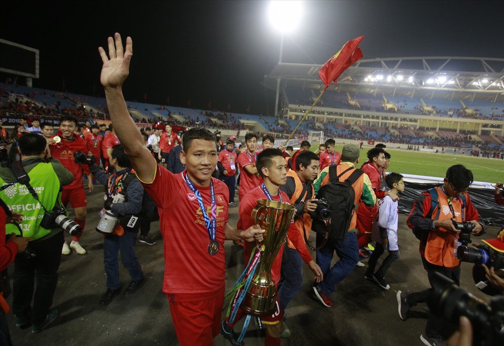 Anh Đức đã trở thành người hùnh của bóng đá Việt Nam. Ảnh: Đ.H 