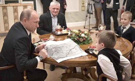 Tổng thống Nga Vladimir Putin từng giúp cậu bé xương thuỷ tinh Artyom Palyanov thực hiện giấc mơ ngắm St.Petesburg từ trên cao. Ảnh: VCG.