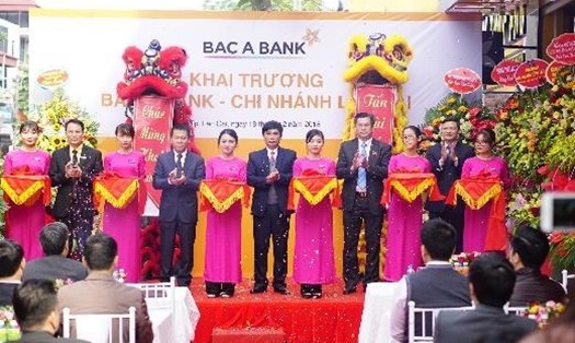 Nghi thức cắt băng khai trương BAC A BANK – chi nhánh Lào Cai đã diễn ra long trọng với sự có mặt của Giám đốc Ngân hàng Nhà nước tỉnh Lào Cai cùng khách hàng 