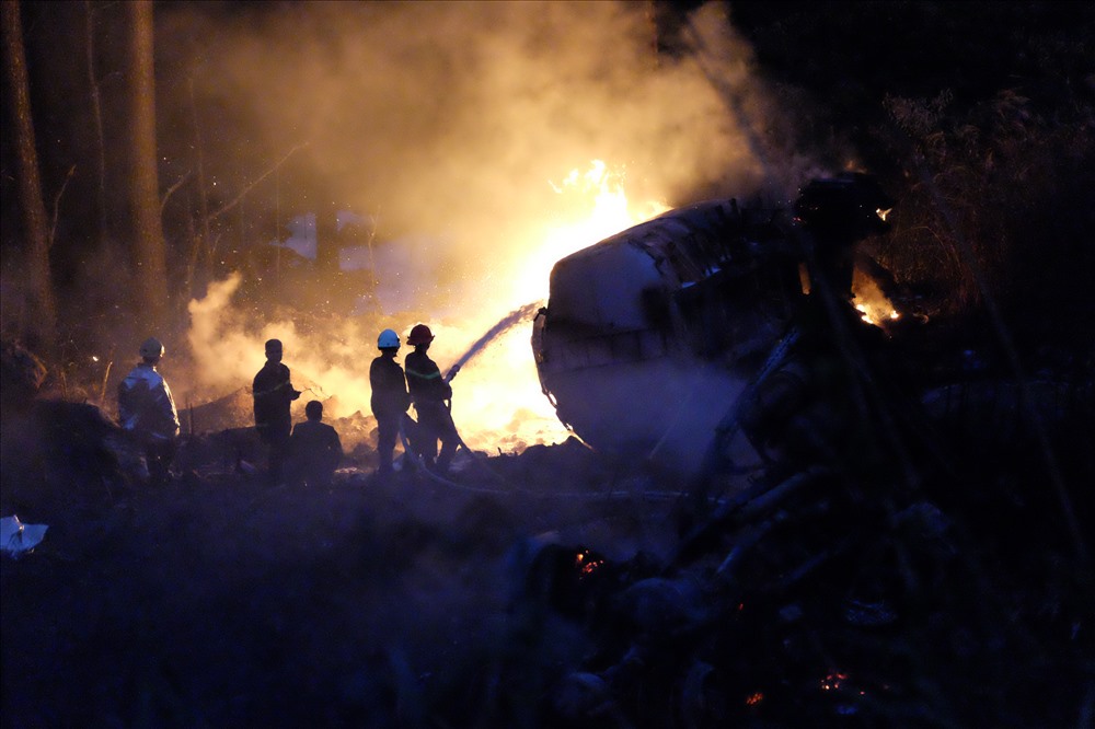 Lực lượng cứu hỏa đang phun nước dập tắt đám cháy của xe bồn. 