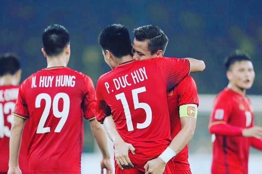 Đức Huy ăn mừng cùng đồng đội khi ghi bàn tại AFF Cup 2018.