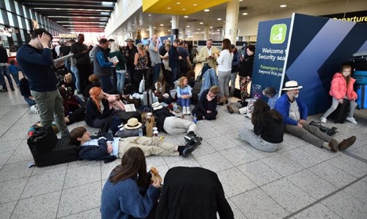 Hành khách mắc kẹt tại sân bay Gatwick. Ảnh: AFP. 