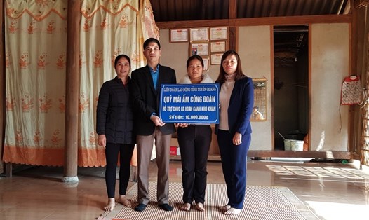 LĐLĐ huyện Lâm Bình (Tuyên Quang) trao hỗ trợ Mái ấm Công đoàn cho đoàn viên Ma Thị Ngợi.