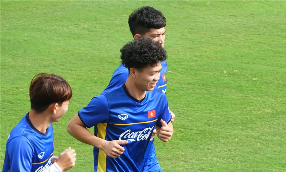 Công Phượng vẫn tỏ ra khá phấn khởi khi đồng đội ở HAGL là Minh Vương cũng được gọi tập trung đợt này. Cả hai liên tục trò chuyện trong suốt buổi khởi động.