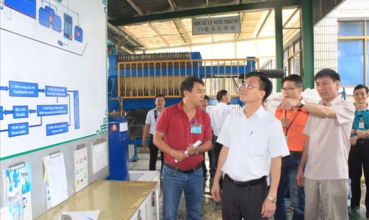Đoàn liên ngành kiểm tra khu xử lý chất thải tại Cty TNHH PouChen VN. Ảnh: PV