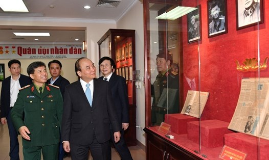 Thủ tướng Nguyễn Xuân Phúc thăm báo Quân đội nhân dân. Ảnh: VGP.