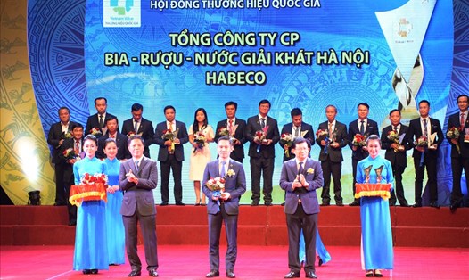 Ông Ngô Quế Lâm –Tổng Giám đốc HABECO nhận biểu trưng và hoa kỷ niệm do Phó Thủ tướng Chính phủ Trịnh Đình Dũng (phải) và Bộ Trưởng Bộ Công Thương Trần Tuấn Anh (trái) trao tặng tại Lễ công bố Thương hiệu Quốc gia năm 2018.