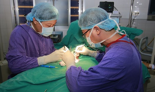 Các bác sĩ Bệnh viện Hữu nghị Việt Đức thực hiện hai ca phẫu thuật điều trị xoắn tinh hoàn cho các bệnh nhi tới nhập viện. (Ảnh: Bệnh viện cung cấp)