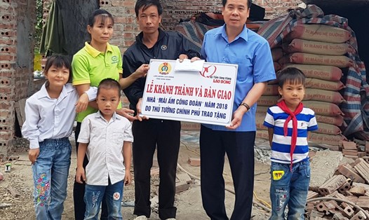 Đại diện lãnh đạo LĐLĐ tỉnh Ninh Bình trao tiền hỗ trợ cho gia đình chị Bùi Thị Hằng. Ảnh: NT
