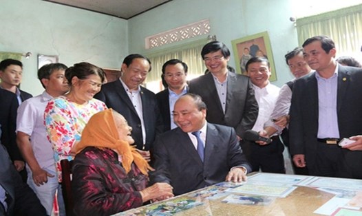 Thủ tướng thăm mẹ Việt Nam anh hùng. Ảnh: HTV