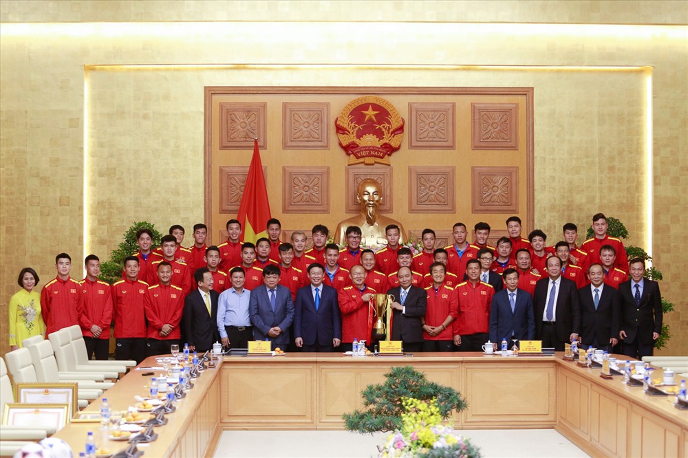 Thủ tướng Nguyễn Xuân Phúc và các Phó Thủ tướng chụp ảnh lưu niệm cùng các thành viên ĐT Việt Nam. Ảnh: Đăng Huỳnh 