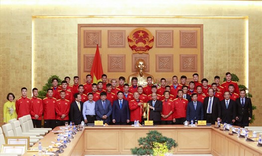 Thủ tướng Nguyễn Xuân Phúc và các Phó Thủ tướng chụp ảnh lưu niệm cùng các thành viên ĐT Việt Nam. Ảnh: Đăng Huỳnh 