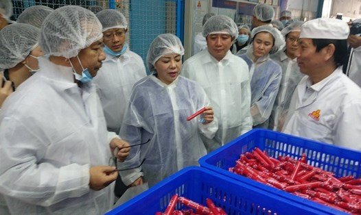 Bộ trưởng Bộ Y tế Nguyễn Thị Kim Tiến kiểm tra an toàn thực phẩm tại TPHCM
