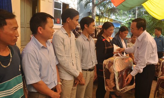 Đồng chí Nguyễn Văn Nên - Bí thư TƯ Đảng, Chánh văn phòng TƯ Đảng trao quà cho CNLĐ khó khăn. Ảnh: Quế Chi 
