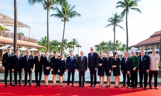 Quốc vương Campuchia Norodom Sihamoni (thứ 9, tính từ trái sang)  chụp ảnh cùng lãnh đạo và nhân viên của Furama Resort.