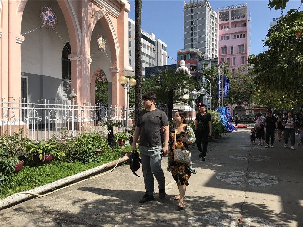 Du khách đến Đà Nẵng dịp lễ Giáng Sinh và Tết Dương lịch 2019 dự kiến tăng mạnh. Ảnh: Hoàng Vinh 