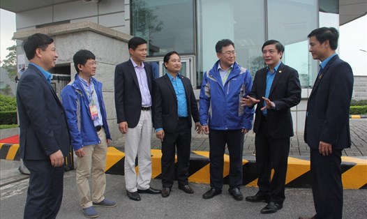 Đồng chí Bùi Văn Cường và các ủy viên Đoàn Chủ tịch Tổng LĐLĐVN  cảm ơn lãnh đạo, CĐ Cty Samsung đã tổ chức sân chơi bổ ích cho đoàn viên, NLĐ. Ảnh: H.A