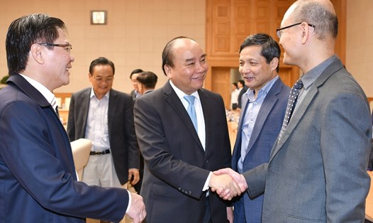 Thủ tướng Nguyễn Xuân Phúc làm việc với Tổ tư vấn kinh tế. Ảnh: VGP.