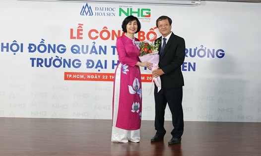 PGS – Tiến sĩ Nguyễn Văn Ngãi – Phó Hiệu trưởng trường Đại học Hoa Sen tặng hoa chúc mừng tân Hiệu trưởng Mai Hồng Quỳ.