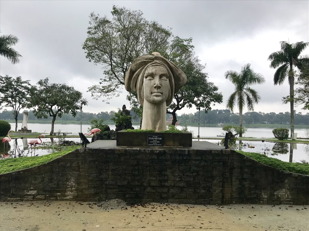 Tượng "Cô gái Việt Nam" của nhà điêu khắc Lê Thành Nhơn bên bờ sông Hương. Ảnh: H.V.M