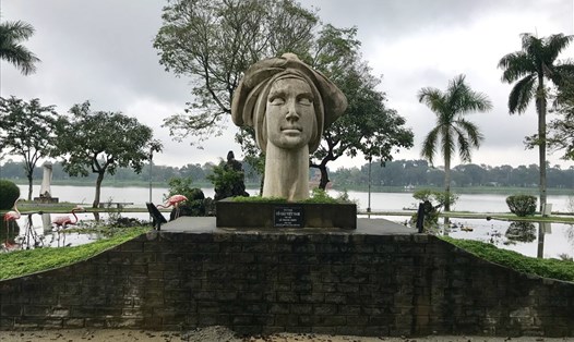 Tượng "Cô gái Việt Nam" của nhà điêu khắc Lê Thành Nhơn bên bờ sông Hương. Ảnh: H.V.M