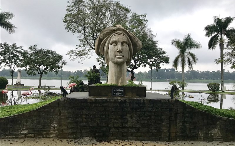 Tượng "Cô gái Việt Nam" của nhà điêu khắc Lê Thành Nhơn bên bờ sông Hương. Ảnh: H.V.M