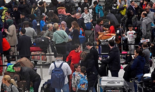 Hành khách tại sân bay Gatwick. Ảnh: Reuter