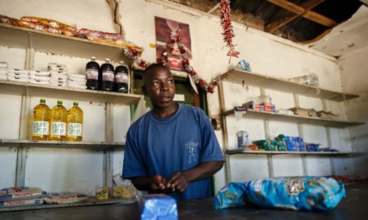 Một cửa hàng ở Zimbabwe ảm đạm trong những ngày trước Giáng sinh. Ảnh: AFP. 