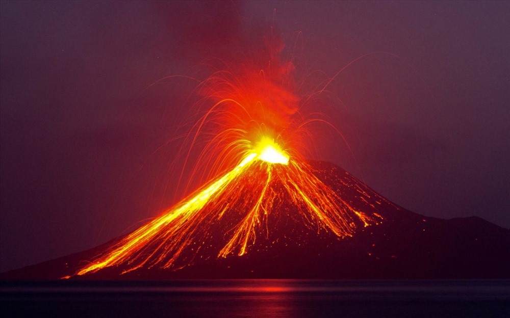 Núi lửa Anak Krakatau. Ảnh: Telegraph. 