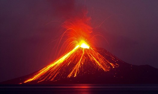 Núi lửa Anak Krakatau. Ảnh: Telegraph. 