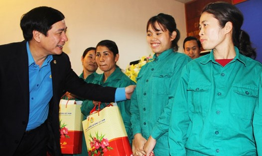 Đồng chí Bùi Văn Cường trao quà, động viên công nhân lao động có hoàn cảnh khó khăn trên địa bàn tỉnh Thái Nguyên. Ảnh: V.L